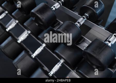 Molti pesi su un rack in palestra Foto Stock