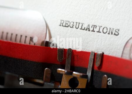 La parola regolamenti scritto con una macchina da scrivere. Foto Stock
