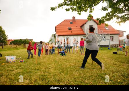 GLAPKI, POLONIA - 21 giugno 2019: Un gruppo di adulti e bambini che partecipano a giochi all'aperto organizzati in una fattoria a Glapki, Polonia Foto Stock