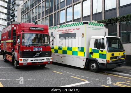 London Fire Brigade e London Ambulance Service Emergency Incident Control Vehicles Foto Stock