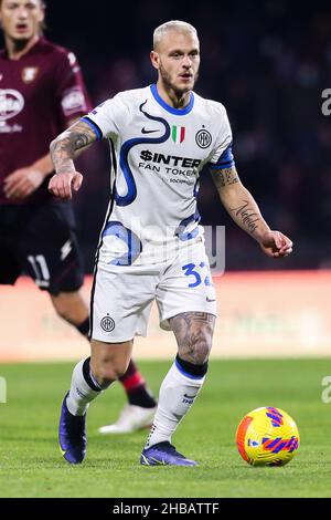 Il difensore italiano Federico Dimarco controlla la palla durante la Serie Una partita di calcio tra Salernitana e Inter allo Stadio Arechi di Salerno, 17 Italia meridionale, il 2021 dicembre InterÕs. Foto Stock