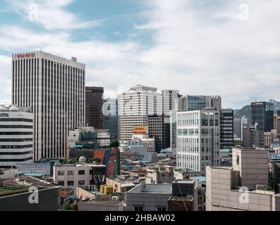 Seoul, Corea del Sud - Vista del vecchio quartiere degli affari di Seoul. Un mix di edifici vecchi e nuovi. Foto Stock
