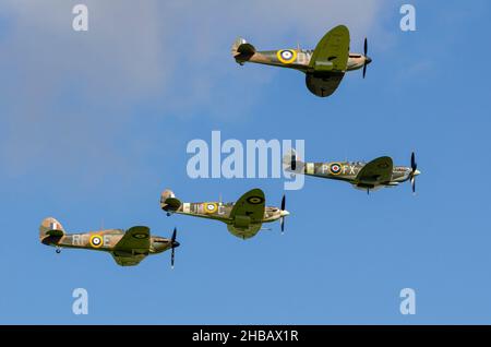 Battle of Britain Day 2015 un flypassato di 33 aerei decolse dal Goodwood Aerodrome per celebrare il 75th° anniversario della battaglia. Spitfire e uragano Foto Stock