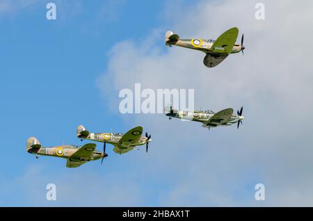 Battle of Britain Day 2015 un flypassato di 33 aerei decolse dal Goodwood Aerodrome per celebrare il 75th° anniversario della battaglia. Spitfire e uragano Foto Stock