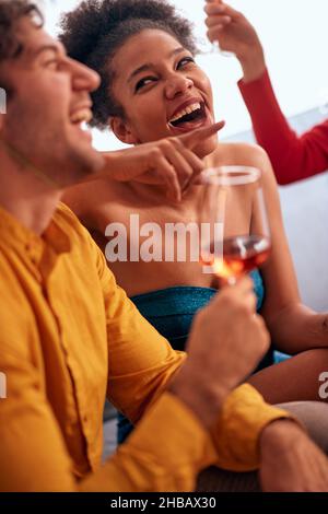 Amici che si divertano a casa durante la festa di compleanno Foto Stock