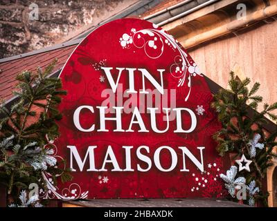 Traduzione dal francese: Vino caldo fatto in casa. Il VIN brulé è una bevanda tradizionale di Natale, solitamente preparata con vino rosso, riscaldata e speziata con cinna Foto Stock