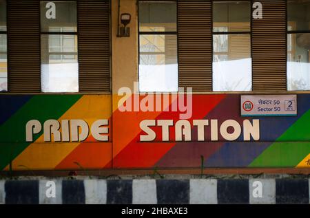 17 dicembre 2021, Noida, Utttar pradesh, India: Per la prima volta per i servizi Metro nell'India settentrionale, la Noida Metro Rail Corporation (NMRC) ha rinominato la stazione del settore 50 come 'Pride Station' dedicandola alla comunità transgender. (Credit Image: © Haripriya Shaji/Pacific Press via ZUMA Press Wire) Foto Stock