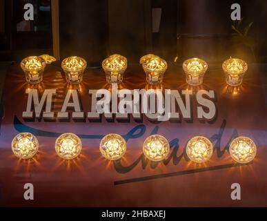 Colmar, Francia - 13 dicembre 2021: Traduzione: Castagne calde. Vendita di castagne calde alla fiera di Natale di Colmar, Francia Foto Stock