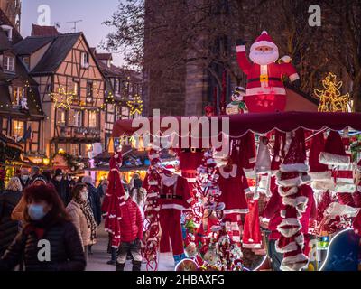 Colmar, Francia - 13 dicembre 2021: Fiera di Natale e illuminazione a Colmar, Alsazia, Francia. Foto Stock