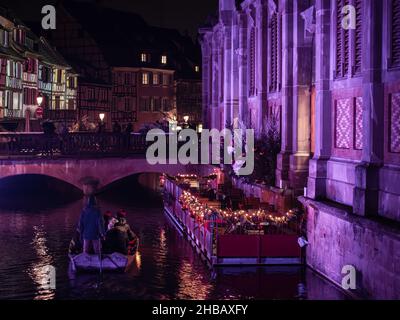 Colmar, Francia - 13 dicembre 2021: Decorazioni natalizie, illuminazione e illuminazione a Colmar, Alsazia, Francia. Foto Stock