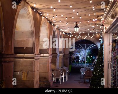 Colmar, Francia - 13 dicembre 2021: Portici illuminati del sottopassaggio della storica vecchia casa di Colmar a Natale Foto Stock