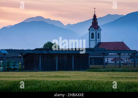 Vista della chiesa di san Simone e Giuda (Sveta Simona in Jude) al tramonto, Spodnji Brnik, Slovenia. Foto Stock