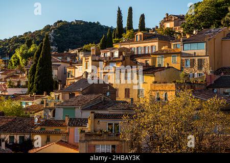 Vista sulla città di Bormes-les-Mimosas (Francia) bagnata dalla luce della sera mediterranea Foto Stock