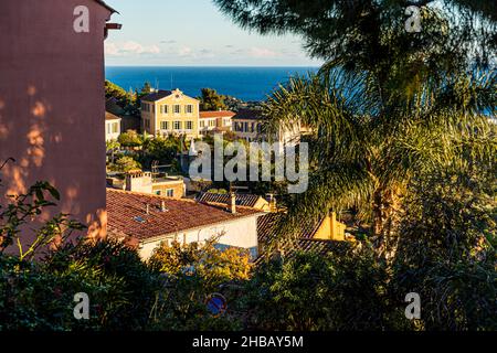 Vista sulla città di Bormes-les-Mimosas (Francia) bagnata dalla luce della sera mediterranea Foto Stock