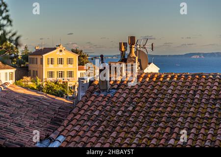 Vista sulla città di Bormes-les-Mimosas (Francia) bagnata dalla luce della sera mediterranea Foto Stock