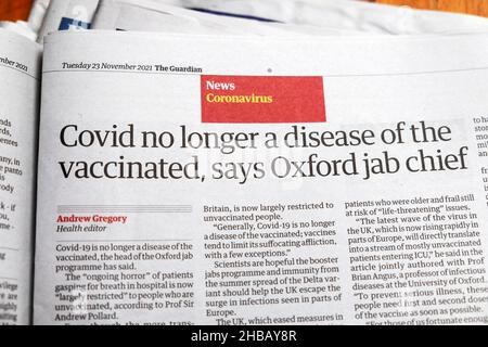 "Covid non è più una malattia dei vaccinati, dice Oxford Jab Chief" Guardian giornale titolo articolo clipping 23 novembre 2021 Londra Inghilterra UK Foto Stock