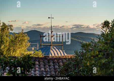 Vista sulla città di Bormes-les-Mimosas (Francia) bagnata dalla luce della sera mediterranea Foto Stock