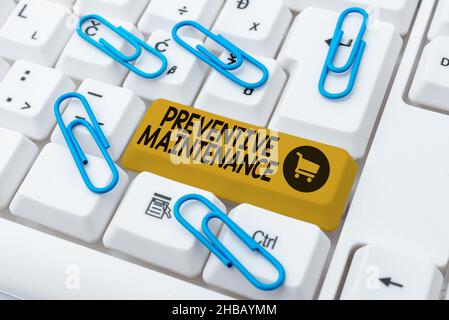Scrittura visualizzazione testo manutenzione preventiva. Concetto significato evitare il guasto fatto mentre la macchina ancora funziona creando nuovo concetto di gioco di battitura Foto Stock