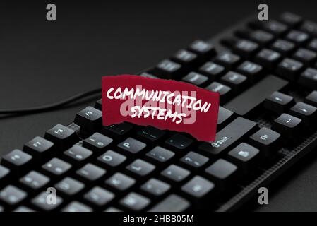Segnaletica che mostra i sistemi di comunicazione. Concetto che significa flusso di informazioni uso della macchina per trasmettere segnali che trasferiscono note scritte a un computer Foto Stock