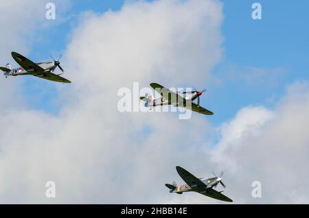 Uragano e Spitfire. Il giorno della battaglia della Gran Bretagna 2015 un flypassato di 33 aerei ha preso il largo da Goodwood Aerodrome per segnare il 75th anniversario della battaglia Foto Stock