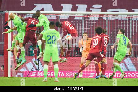 John BROOKS, WOB 25 Rhidle BAKU, WOB 20 Wout WEGHORST, WOB 9 gareggiano per la palla, affrontando, duello, header, zweikampf, Azione, lotta contro Dayot Upamecano , FCB 2 Tanguy Nianzou, FCB 23 Leroy SANE, FCB 10 Marcel Sabitzer, FCB 18 Manuel NEUER, portiere FCB 1 nella partita FC BAYERN München - VFL WOLFSBURG 4-0 1.German Football League il 17 dicembre 2021 a Monaco di Baviera, Germania. Stagione 2021/2022, giorno di festa 17, 1.Bundesliga, FCB, München, 17.Spieltag. FCB © Peter Schatz / Alamy Live News - LE NORMATIVE DFL VIETANO L'USO DI FOTOGRAFIE come SEQUENZE DI IMMAGINI e/o QUASI-VIDEO - Foto Stock