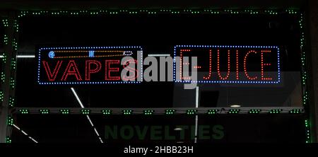 Vapes, e-Juice and Novelties Sign in finestra del locale negozio di fumo Close up Foto Stock