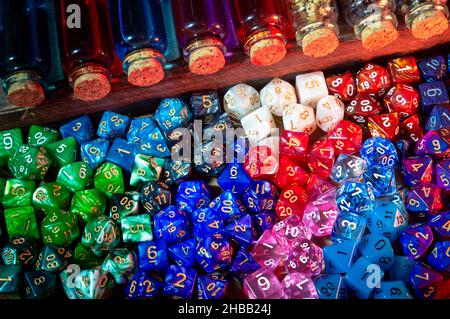 Immagine ravvicinata di colorati dadi e pozioni di gioco di ruolo in bottiglie di vetro Foto Stock