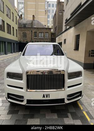 Londra, Regno Unito. 11th Dic 2021. Un Rolls Royce Cullinan bianco è parcheggiato in Babmaes Street nella zona di St. James di Londra il 11 dicembre 2021. Il SUV di lusso per tutte le stagioni pesa circa 6.000 libbre e il prezzo al dettaglio consigliato dal produttore è di $330, 00 USD. (Foto di Samuel Rigelhaupt/Sipa USA ) Credit: Sipa USA/Alamy Live News Foto Stock