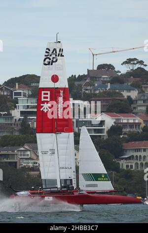 Sydney Harbour, Sydney, Australia. 18th Dic 2021. Australian Sail GP; team Japan, con skipper di Nathan Outteridge, durante il secondo giorno di gara Credit: Action Plus Sports/Alamy Live News Foto Stock