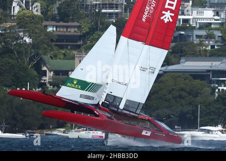 Sydney Harbour, Sydney, Australia. 18th Dic 2021. Australian Sail GP; il team Japan, scortato da Nathan Outteridge, diventa aereo durante il secondo giorno di Racing Credit: Action Plus Sports/Alamy Live News Foto Stock