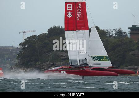 Sydney Harbour, Sydney, Australia. 18th Dic 2021. Australian Sail GP; team Japan, con skipper di Nathan Outteridge, durante il secondo giorno di gara Credit: Action Plus Sports/Alamy Live News Foto Stock