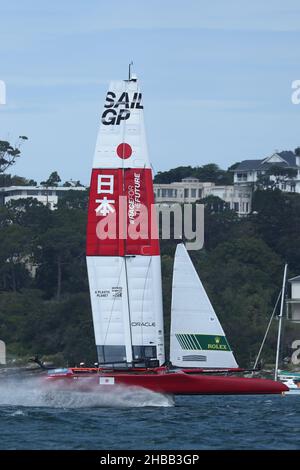 Sydney Harbour, Sydney, Australia. 18th Dic 2021. Australian Sail GP; team Japan con skippered by Nathan Outteridge, durante il secondo giorno di corse in Sailgp Credit: Action Plus Sports/Alamy Live News Foto Stock