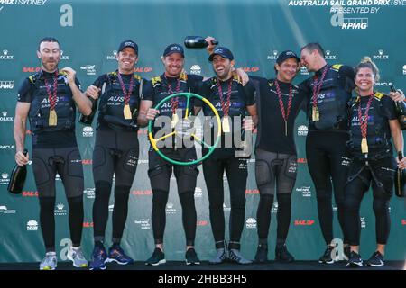 Sydney Harbour, Sydney, Australia. 18th Dic 2021. Australian Sail GP; la squadra australiana festeggia vincendo il Gran premio di vela di Sydney Credit: Action Plus Sports/Alamy Live News Foto Stock