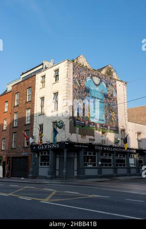DUBLINO, IRLANDA - 25 luglio 2021: Una foto verticale di un edificio con un grande poster colorato in via Dublino in una giornata di sole Foto Stock