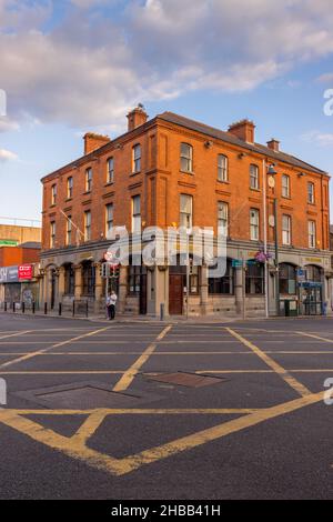 DUBLINO, IRLANDA - 25 luglio 2021: Un colpo verticale di vecchi edifici in via Dublino durante il tramonto Foto Stock