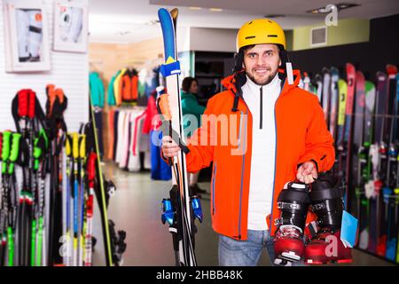 Ragazzo in attrezzatura da sci in negozio Foto Stock