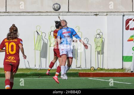 Pomigliano, Italia. 18th Dic 2021. Deborah Salvatori Rinaldi (9) Pomigliano Calcio Femminile durante il Campionato Italiano Calcio Coppa Italia Donne 2021/2022 Match tra Pomigliano Femminile vs Roma Femminile il 18 dicembre 2021 allo Stadio Ugo Gobbato di Pomigliano Italia Credit: Live Media Publishing Group/Alamy Live News Foto Stock