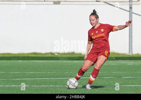 Pomigliano, Italia. 18th Dic 2021. Vanessa Bernauer (5) COME Roma Femminile durante il Campionato Italiano Calcio Coppa Italia Donne 2021/2022 Match tra Pomigliano Femminile vs Roma Femminile il 18 dicembre 2021 allo Stadio Ugo Gobbato di Pomigliano Italia Credit: Live Media Publishing Group/Alamy Live News Foto Stock