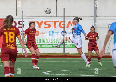 Pomigliano, Italia. 18th Dic 2021. Deborah Salvatori Rinaldi (9) Pomigliano Calcio Femminile durante il Campionato Italiano Calcio Coppa Italia Donne 2021/2022 Match tra Pomigliano Femminile vs Roma Femminile il 18 dicembre 2021 allo Stadio Ugo Gobbato di Pomigliano Italia Credit: Agenzia indipendente per la Foto/Alamy Live News Foto Stock