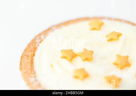 Torte di pasta al burro con un mangimiolo ripieno di frutti di vite speziati, condite con crema al brandy e una spolverata dolce, torte di mince tradizionali Foto Stock