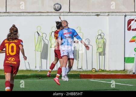 Pomigliano, Italia. 18th Dic 2021. Deborah Salvatori Rinaldi (9) Pomigliano Calcio Femminile durante il Campionato Italiano Calcio Coppa Italia Donne 2021/2022 Match tra Pomigliano Femminile vs Roma Femminile il 18 dicembre 2021 allo Stadio Ugo Gobbato di Pomigliano Italia Credit: Agenzia indipendente per la Foto/Alamy Live News Foto Stock