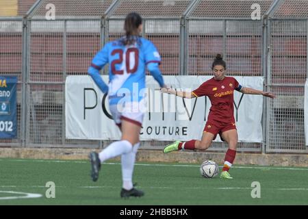 Pomigliano, Italia. 18th Dic 2021. ELISA Bartoli (13) COME Roma Femminile durante il Campionato Italiano di Calcio Coppa Italia Donna 2021/2022 tra Pomigliano Femminile vs Roma Femminile il 18 dicembre 2021 allo Stadio Ugo Gobbato di Pomigliano Italia Credit: Independent Photo Agency/Alamy Live News Foto Stock