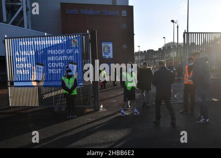 I tifosi arrivano a un ingresso al suolo con un cartello Covid Pass davanti alla partita del Campionato Sky Bet a Ewood Park, Blackburn. Data foto: Sabato 18 dicembre 2021. Foto Stock