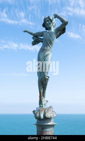 Statua commemorativa su Capstone Hill a una ragazza russa Ekaterine (Kate) Frolov che morì in una caduta da Hillsborough verso Ilfracombe Devon Inghilterra GB Foto Stock