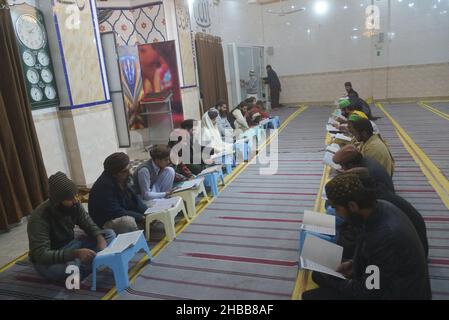 Lahore, Pakistan. 16th Dic 2021. Capo di Tehreek Labbaik Pakistan (TLP) Hafiz Saad Hussain Rizvi, Hafiz Anas Hussain Rizvi e studenti recitano il santo Corano, in memoria dei Martiri insegnanti e studenti della Scuola pubblica dell'Esercito (APS) incidente di Peshawar, a Masjid Rehmat ul lil Alameen, a Lahore, Pakistan, il 16 dicembre 2021. L'attacco alla Scuola pubblica dell'Esercito (APS) ebbe luogo nella città di Peshawar, dove nel 2014 furono uccisi più di 150 studenti. (Foto di Rana Sajid Hussain/Pacific Press/Sipa USA) Credit: Sipa USA/Alamy Live News Foto Stock