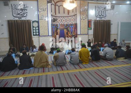 Lahore, Pakistan. 16th Dic 2021. Capo di Tehreek Labbaik Pakistan (TLP) Hafiz Saad Hussain Rizvi, Hafiz Anas Hussain Rizvi e studenti recitano il santo Corano, in memoria dei Martiri insegnanti e studenti della Scuola pubblica dell'Esercito (APS) incidente di Peshawar, a Masjid Rehmat ul lil Alameen, a Lahore, Pakistan, il 16 dicembre 2021. L'attacco alla Scuola pubblica dell'Esercito (APS) ebbe luogo nella città di Peshawar, dove nel 2014 furono uccisi più di 150 studenti. (Foto di Rana Sajid Hussain/Pacific Press/Sipa USA) Credit: Sipa USA/Alamy Live News Foto Stock