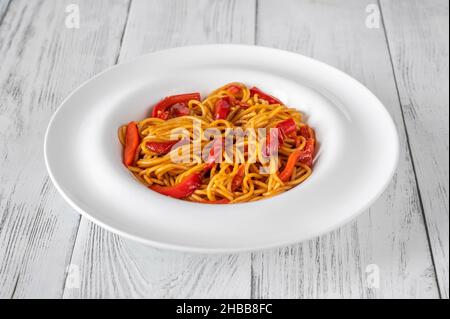 Pasta spaghetti al peperone rosso arrosto sul piatto Foto Stock