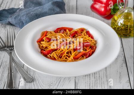 Pasta spaghetti al peperone rosso arrosto sul piatto Foto Stock