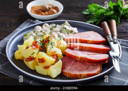 Judd Mat Gaardebounen, colletto affumicato di maiale con fagioli Fava giovani sbolliti cotti con salsa cremosa e patate bollite su un piatto, piatto nazionale di Foto Stock