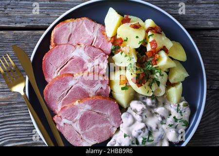 Judd Mat Gaardebounen, colletto di maiale affumicato con fagioli larghi sbolliti cotti con salsa cremosa e patate bollite su un piatto, piatto nazionale di Luxem Foto Stock
